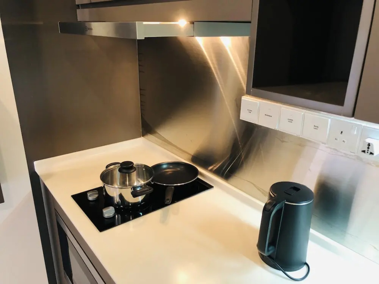 Ceylonz Suites by Roomy