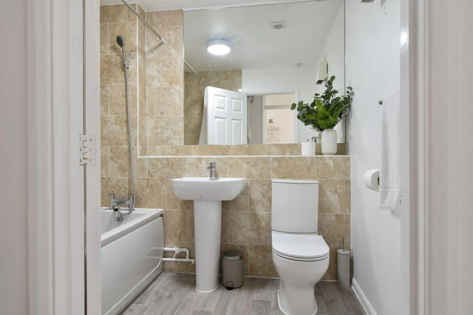 No. 8 - Top Floor Modern Apartment