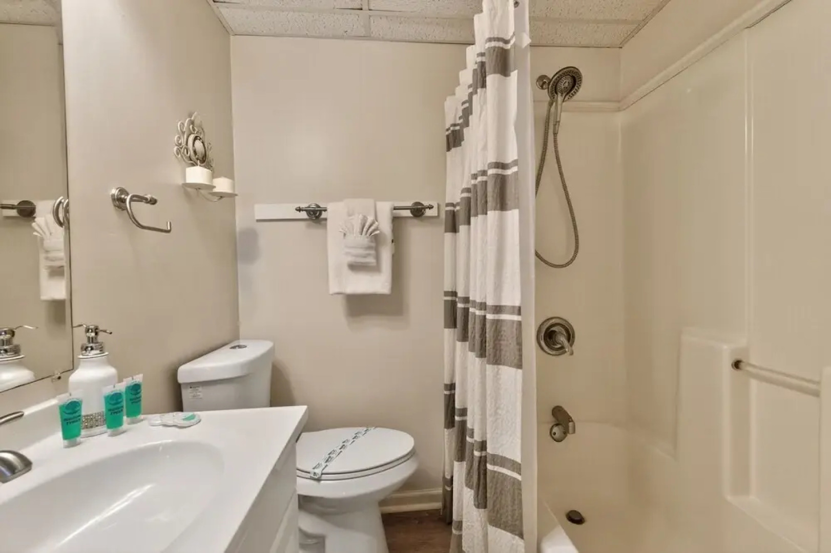 Coastal Retreat Steps From Private Beach 2 Bedroom Apts