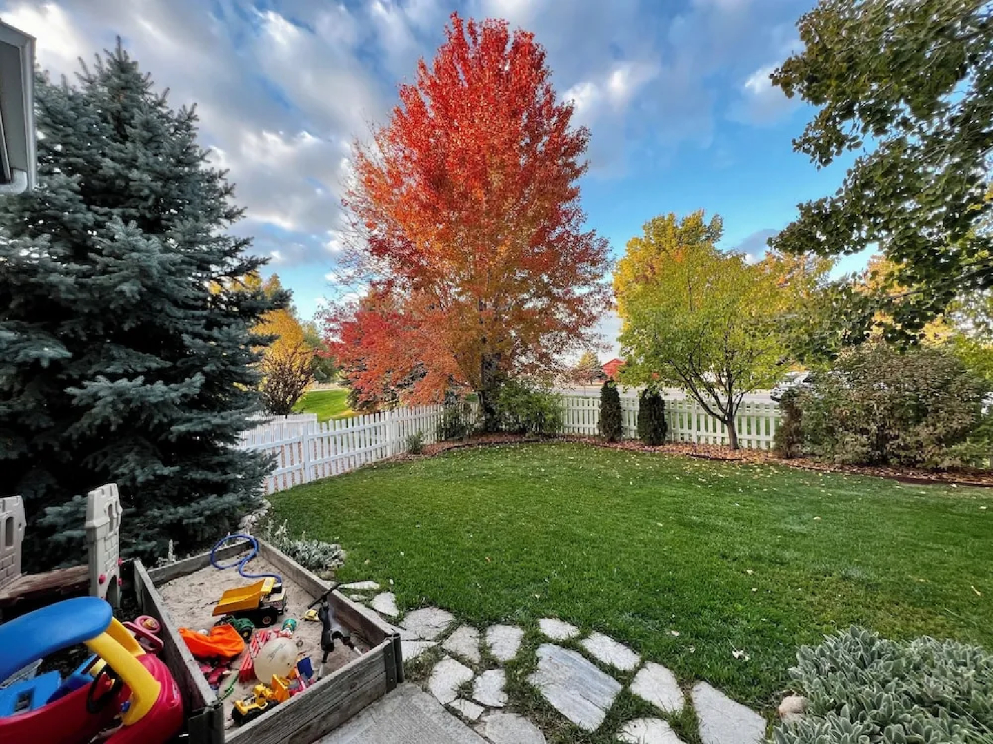Fabulous Family-friendly Retreat by Windsor Lake!