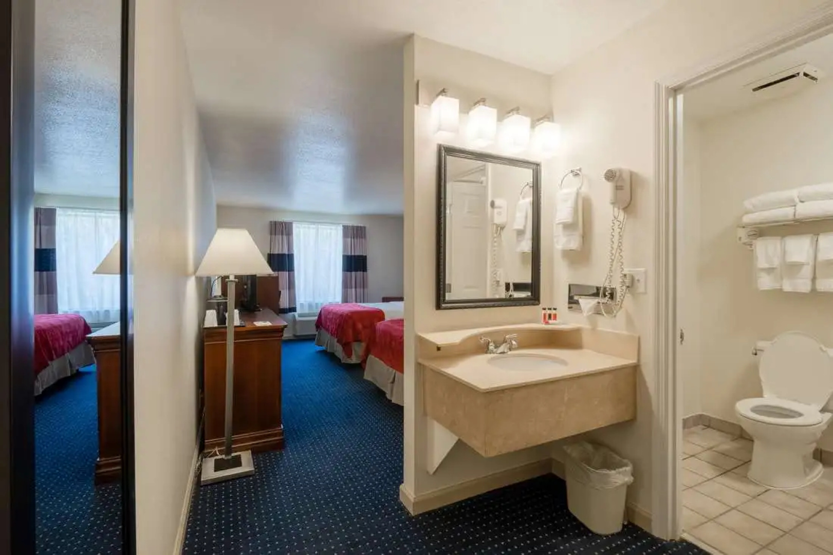 Cottonwood Suites Savannah Hotel & Conference Center