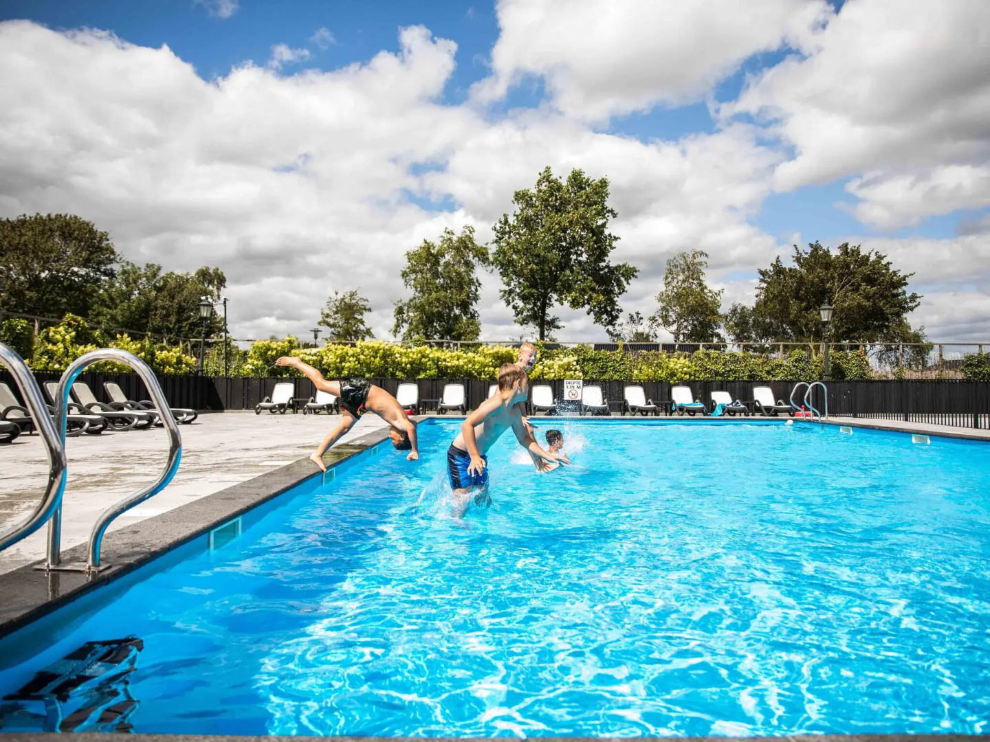 Detached, modern chalet with sauna and spa, in a holiday park, 8 km. from Hoorn