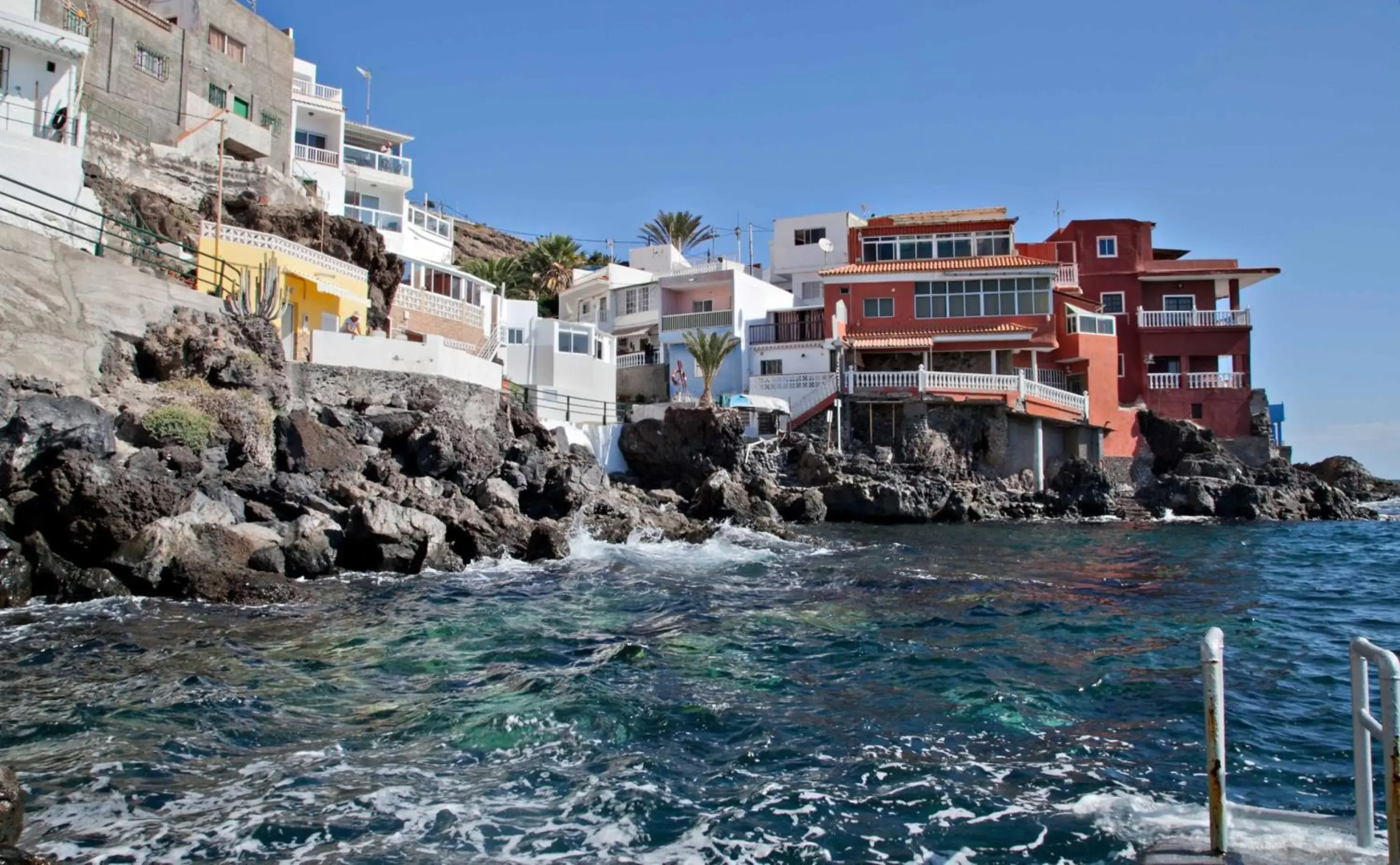 Spectacular Cave with two large terraces (70m2) by the sea