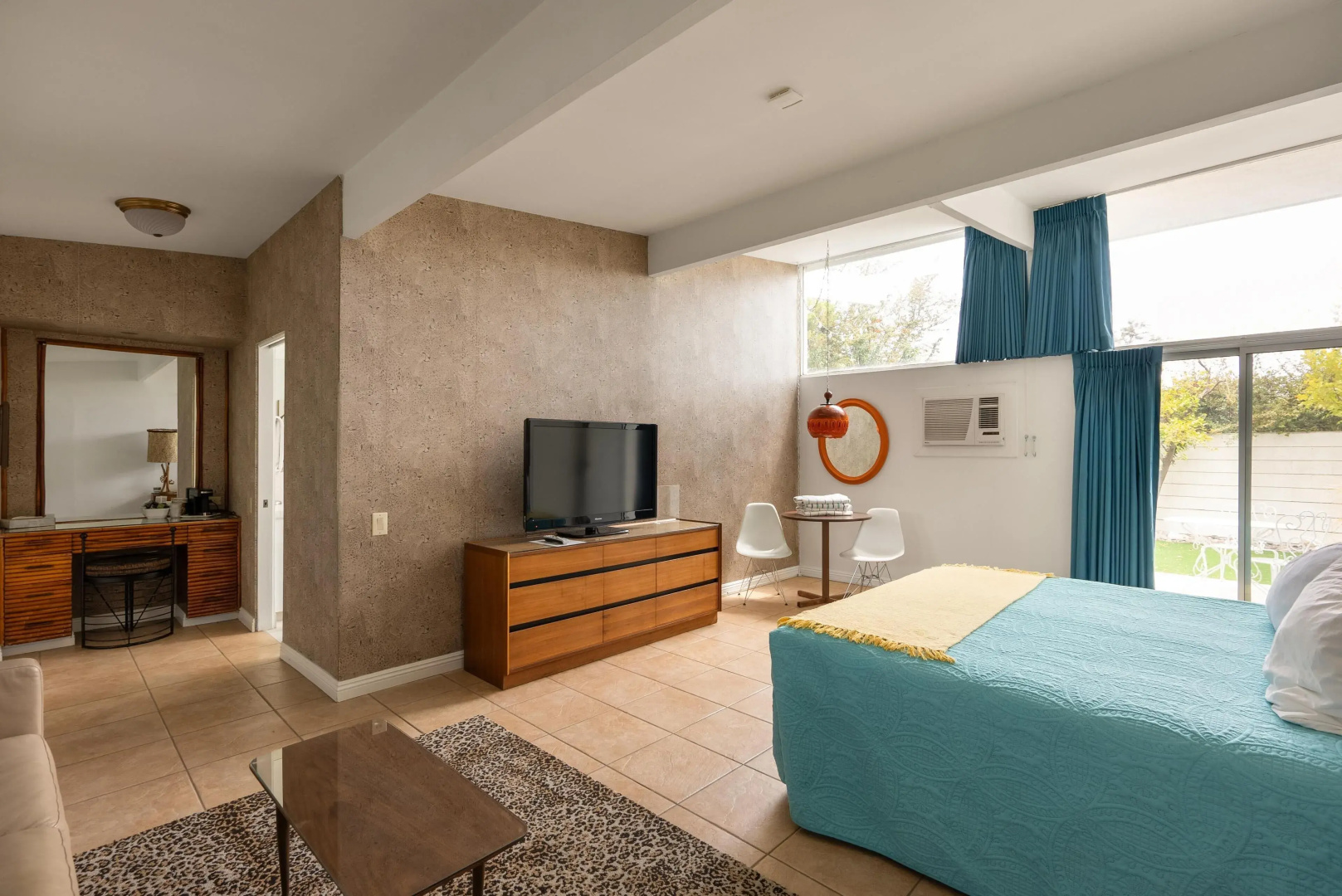 The Monkey Tree by AvantStay – Mid-Century Modern Oasis with Pool