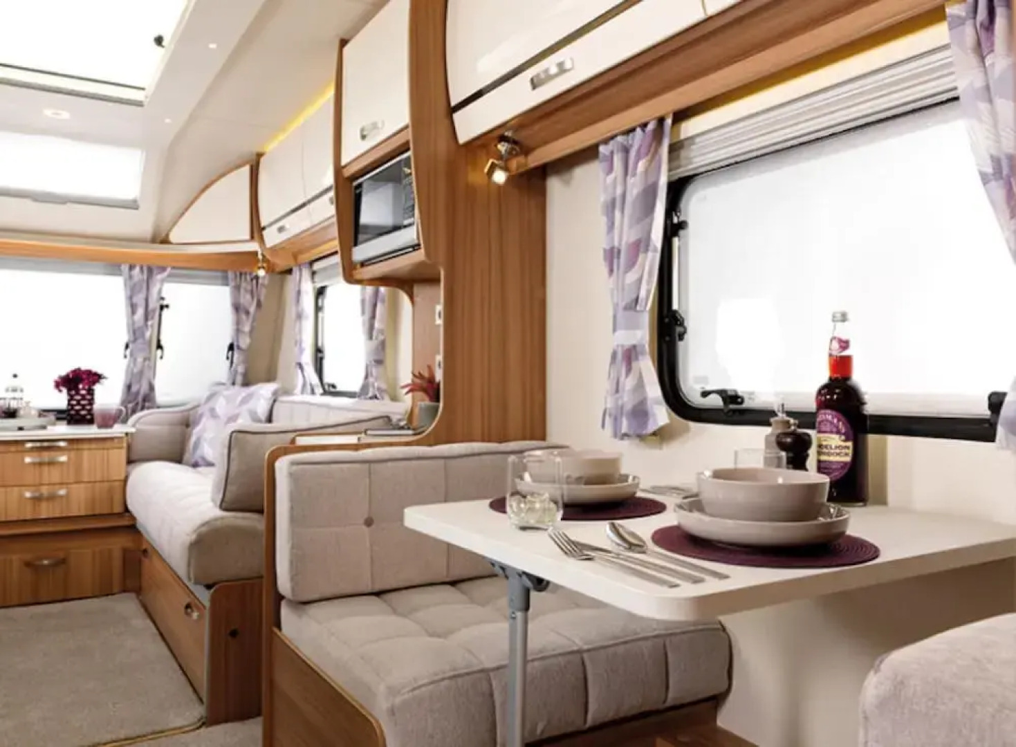 Stayzo Caravan - With Great Access to Local Attractions - With Free Wi-fi in the Chiltern Hills