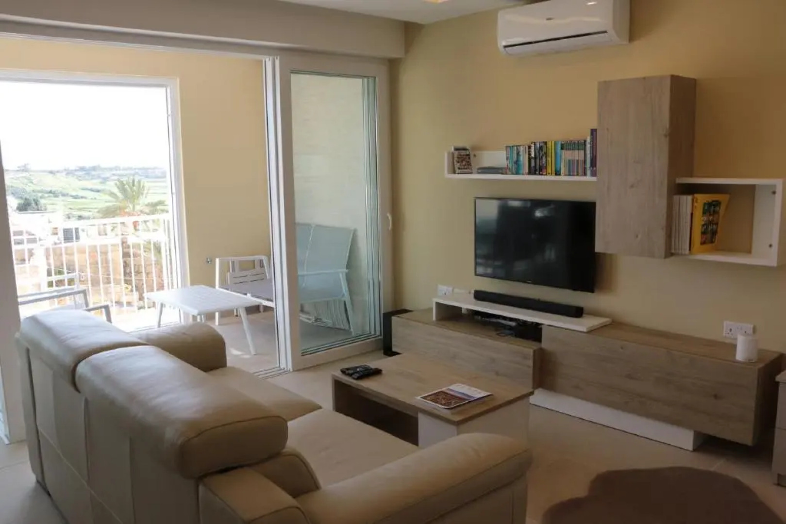 Wileg 4A Luxury Studio Apartment with Shared Swimming Pool.