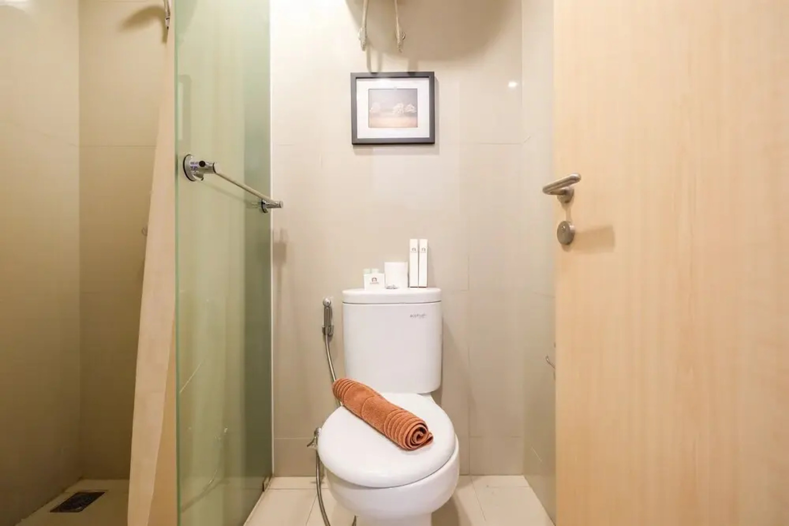 Homey Studio Room Tree Park Apartment near BSD City By Travelio