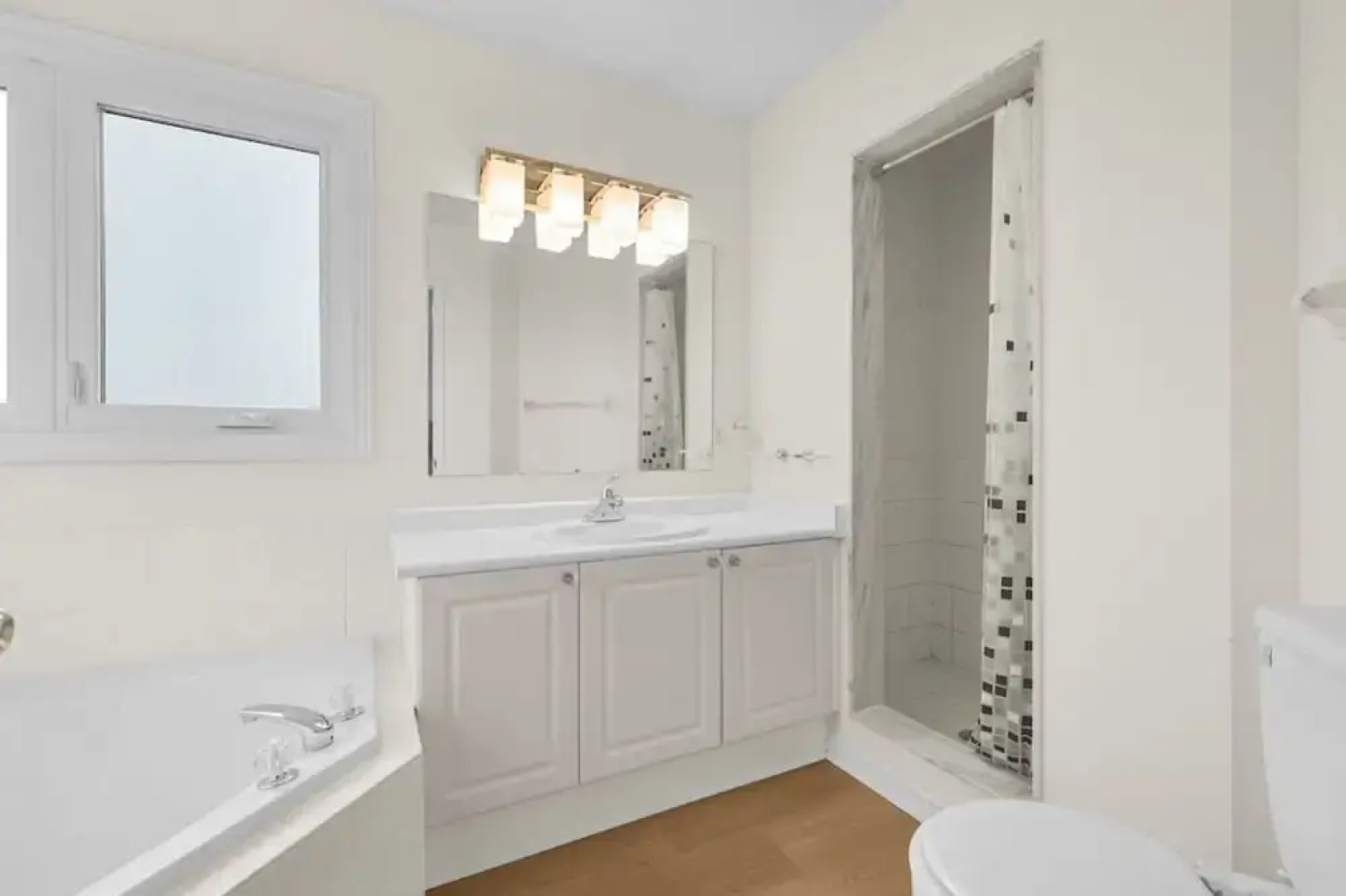 Newly Renovated 3BR in Whitby Family-friendly