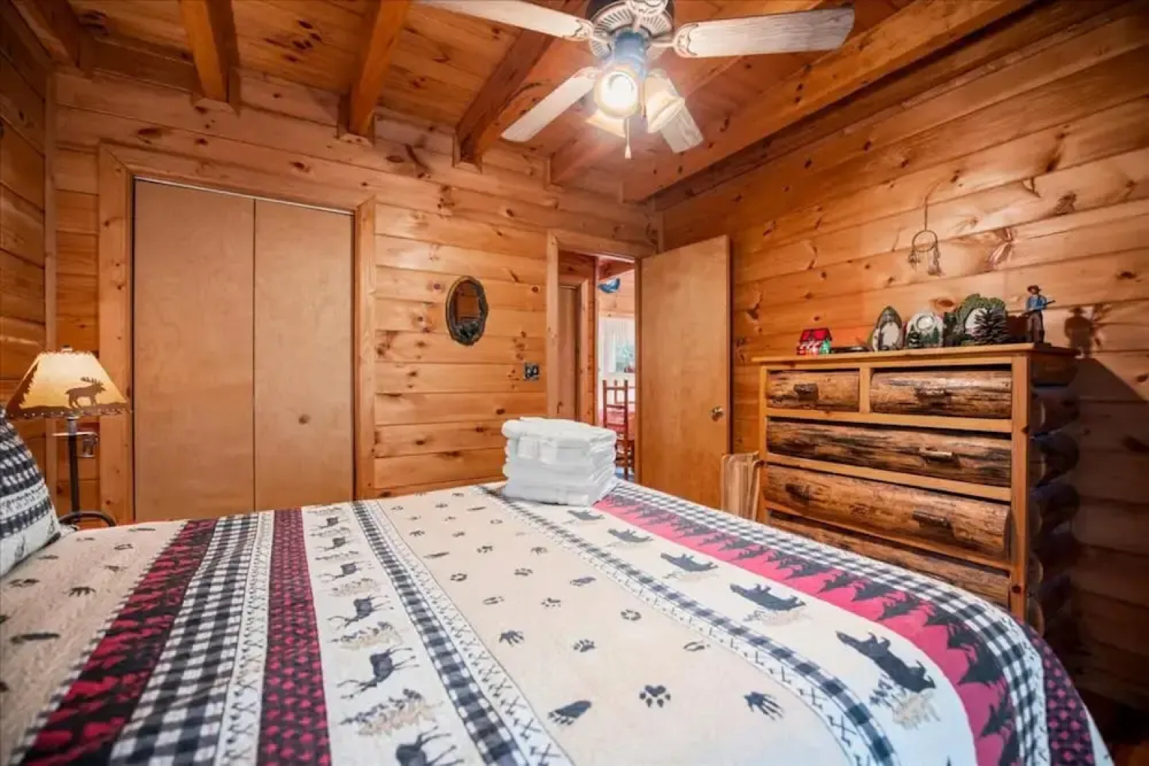Bear Necessities-cozy Cabin Beside Briar Creek Fire pit Wifi and pet Friendly