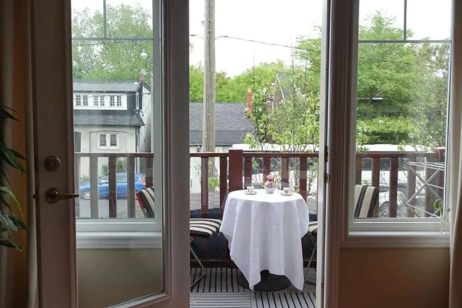 Bright Studio w Full Kitchen and Detached Bathroom