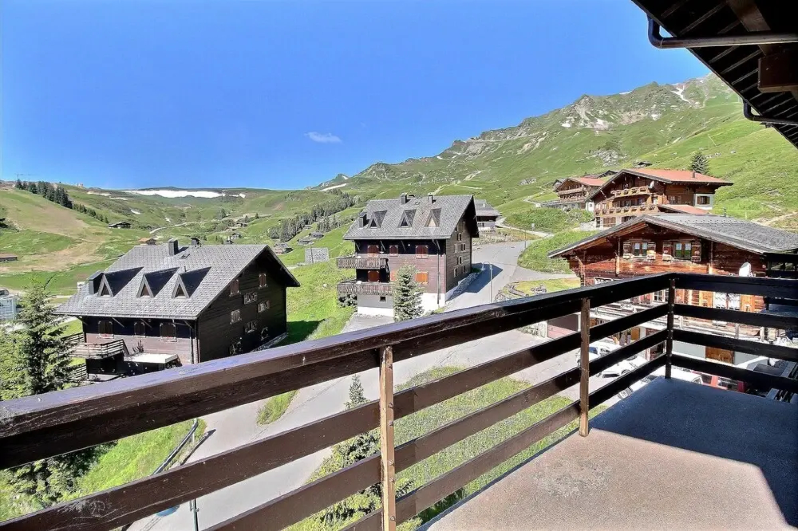 Mirois - Montagne 26 Ski-in Apartment on the Slopes in Les Crosets