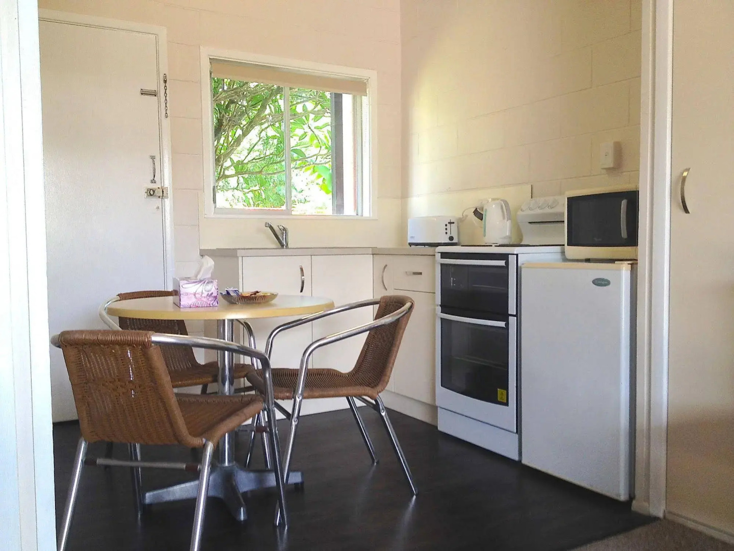 Colonial Court Holiday Apartments