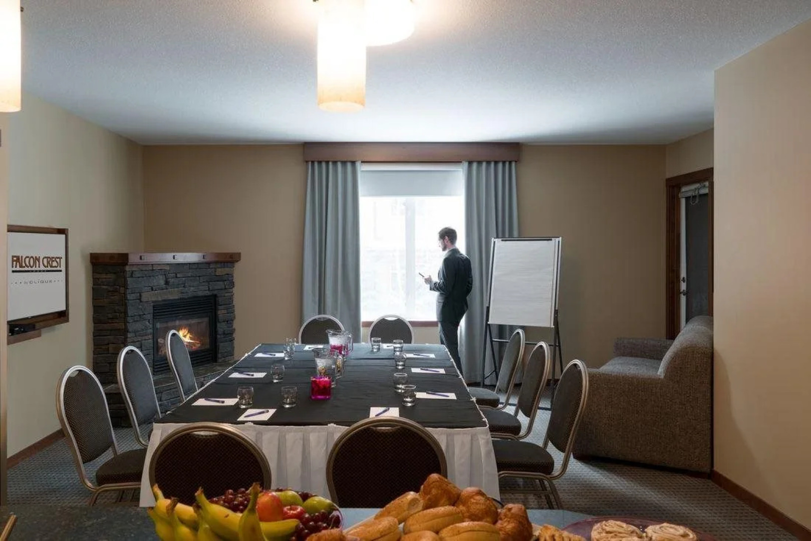 Falcon Crest Lodge by CLIQUE