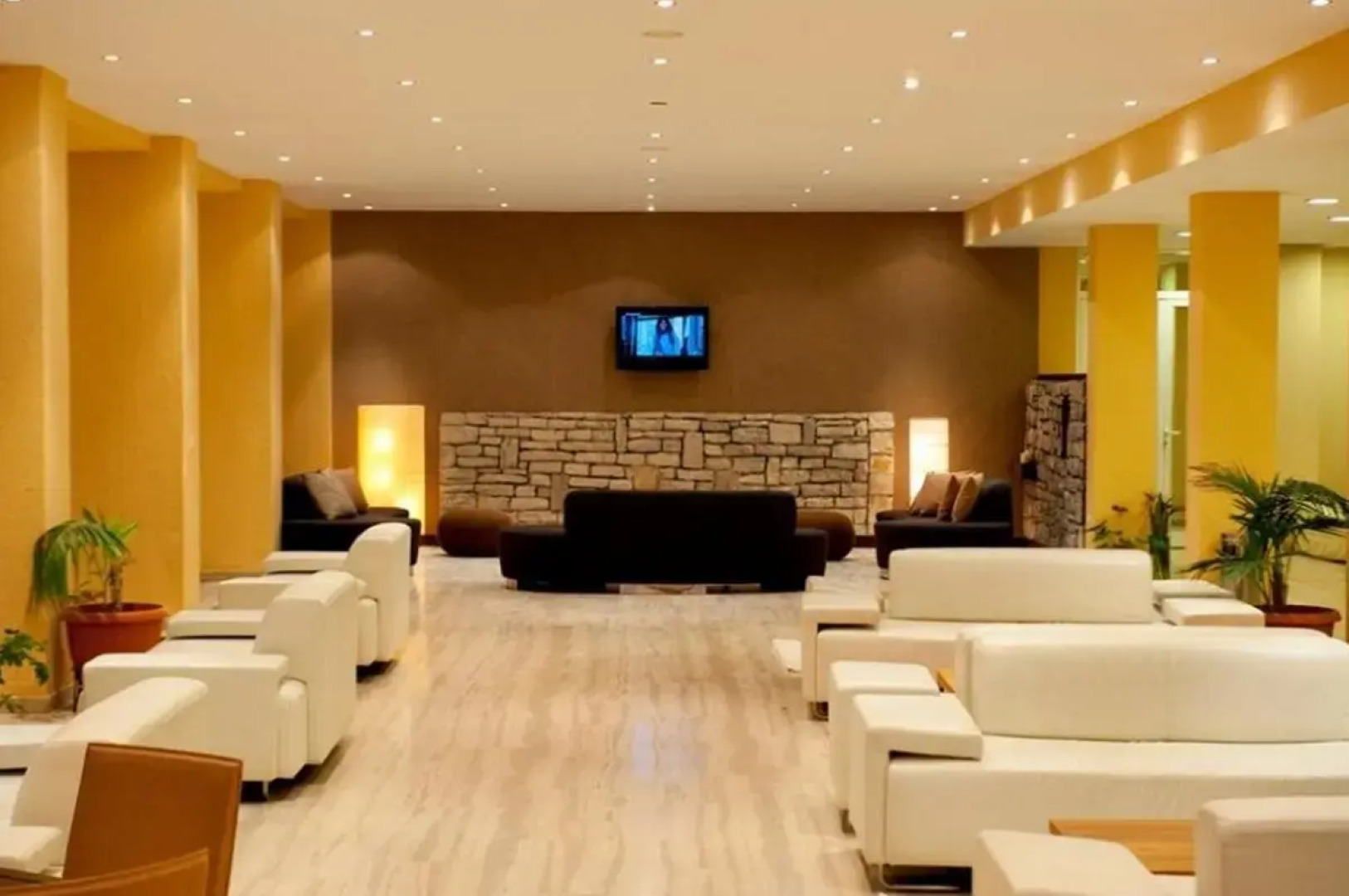 Ninos Grand Beach Hotel & Resort