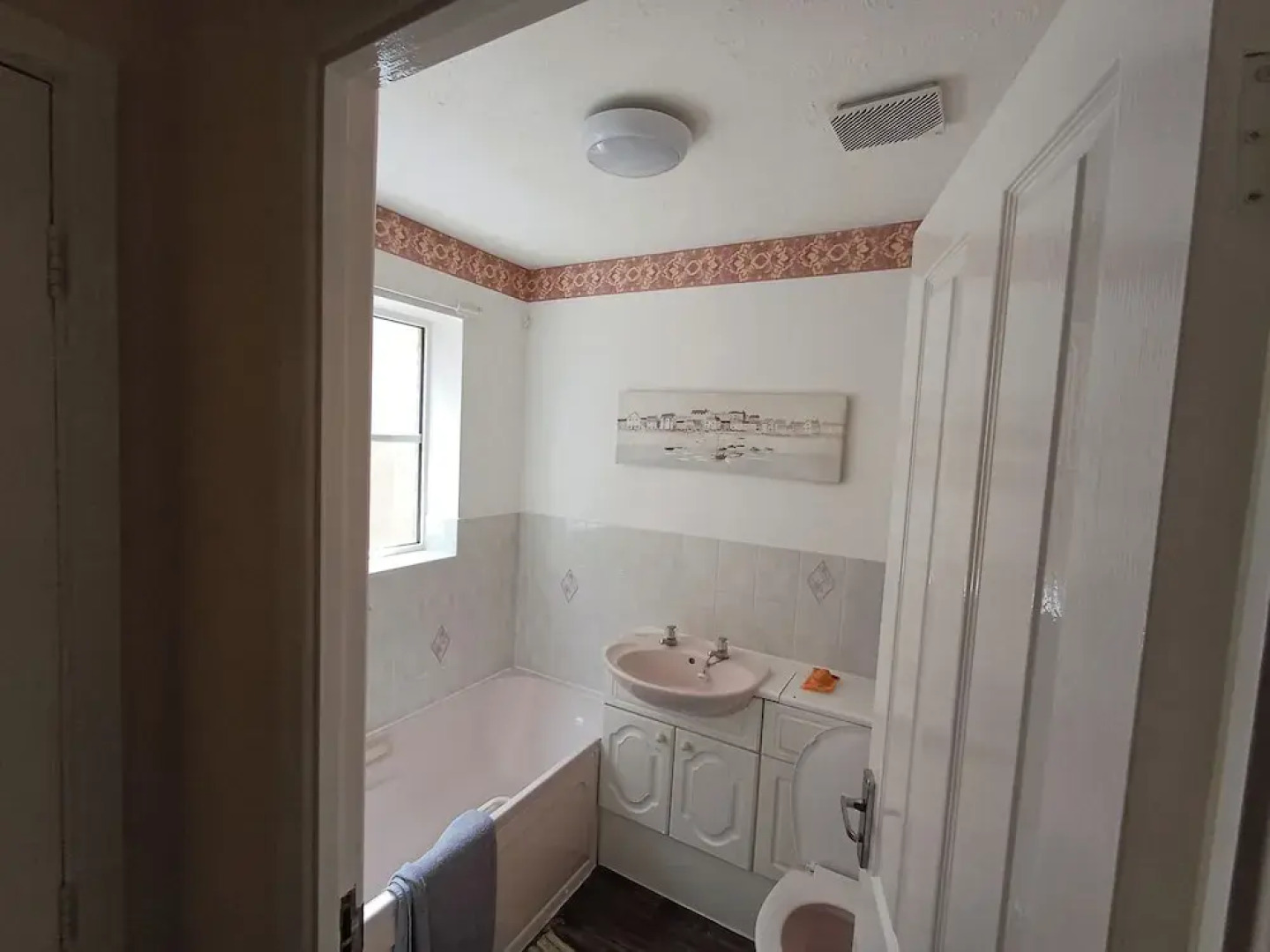 3 Bed House - Sleeps 5 - Pets - Parking