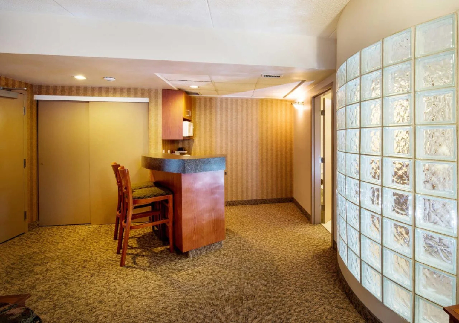Clarion Hotel & Suites
