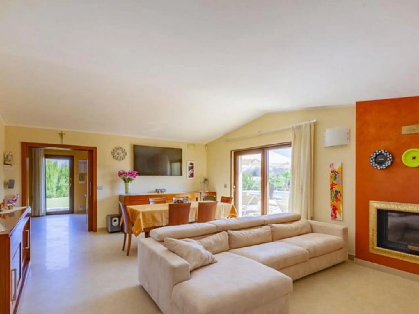 villa with private pool and air conditioning