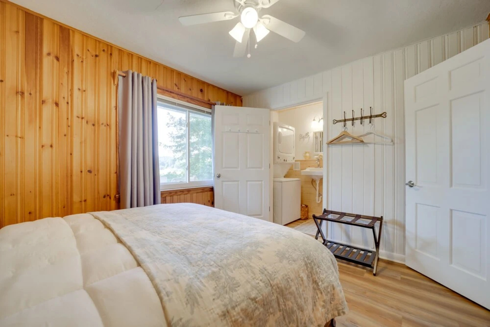 Serene Lake Junaluska Gem: Deck & Mountain Views