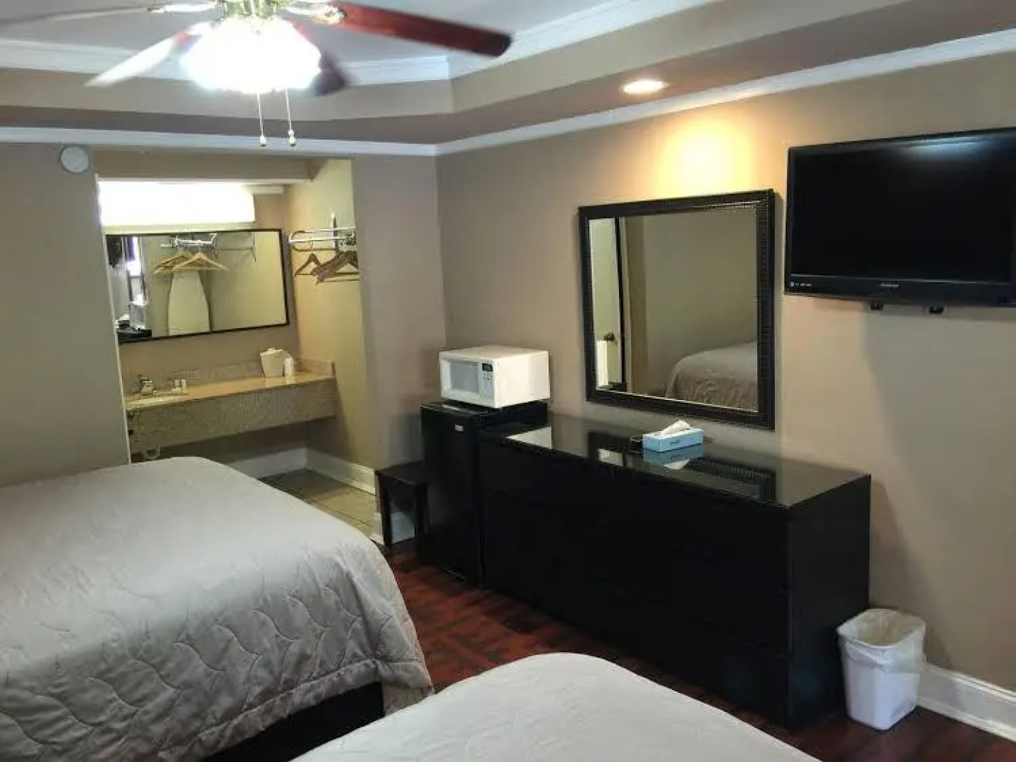 Riverbend Motel & Cabins