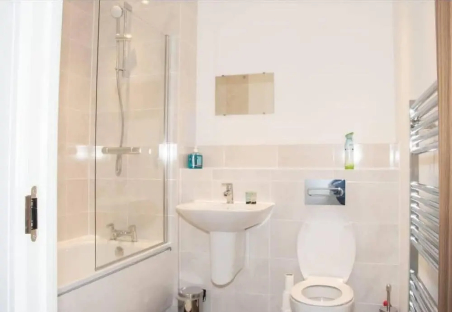 TMS Beautiful 2BR Apartment! Ensuite! Lakeside