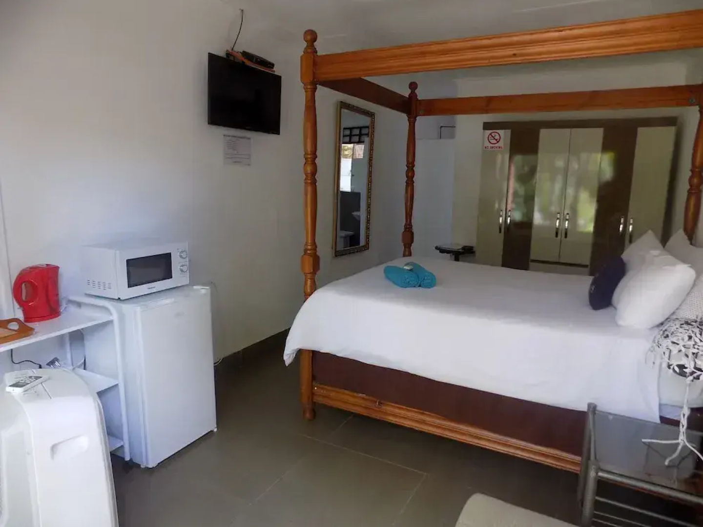 Golden Lantern Guest Lodge