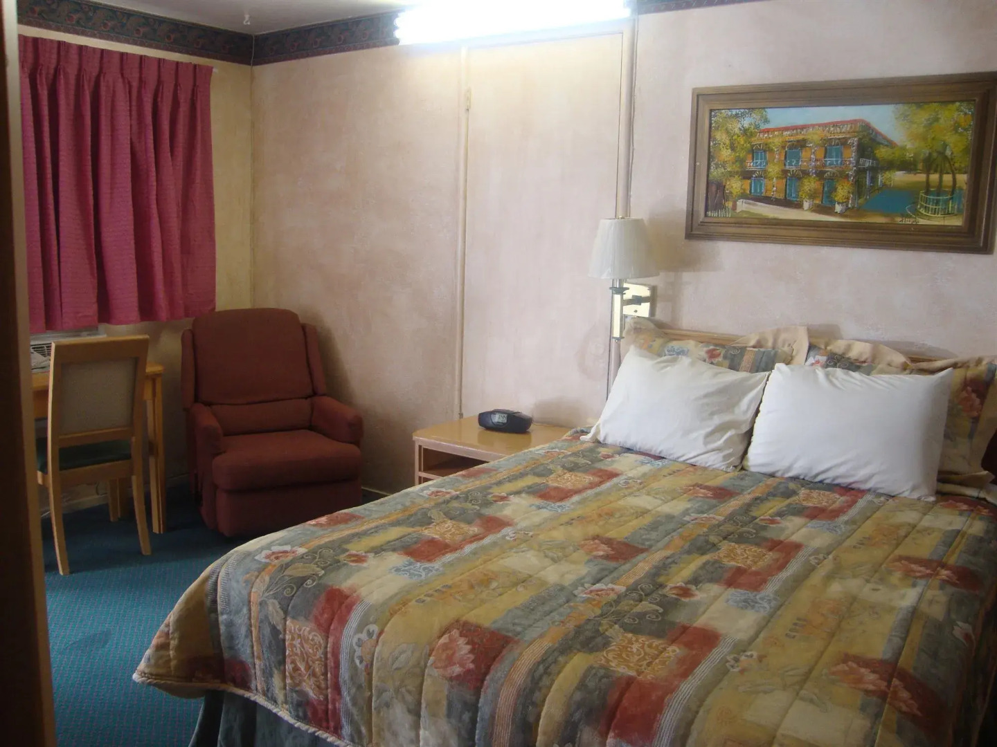 Bluebird Day Inn & Suites