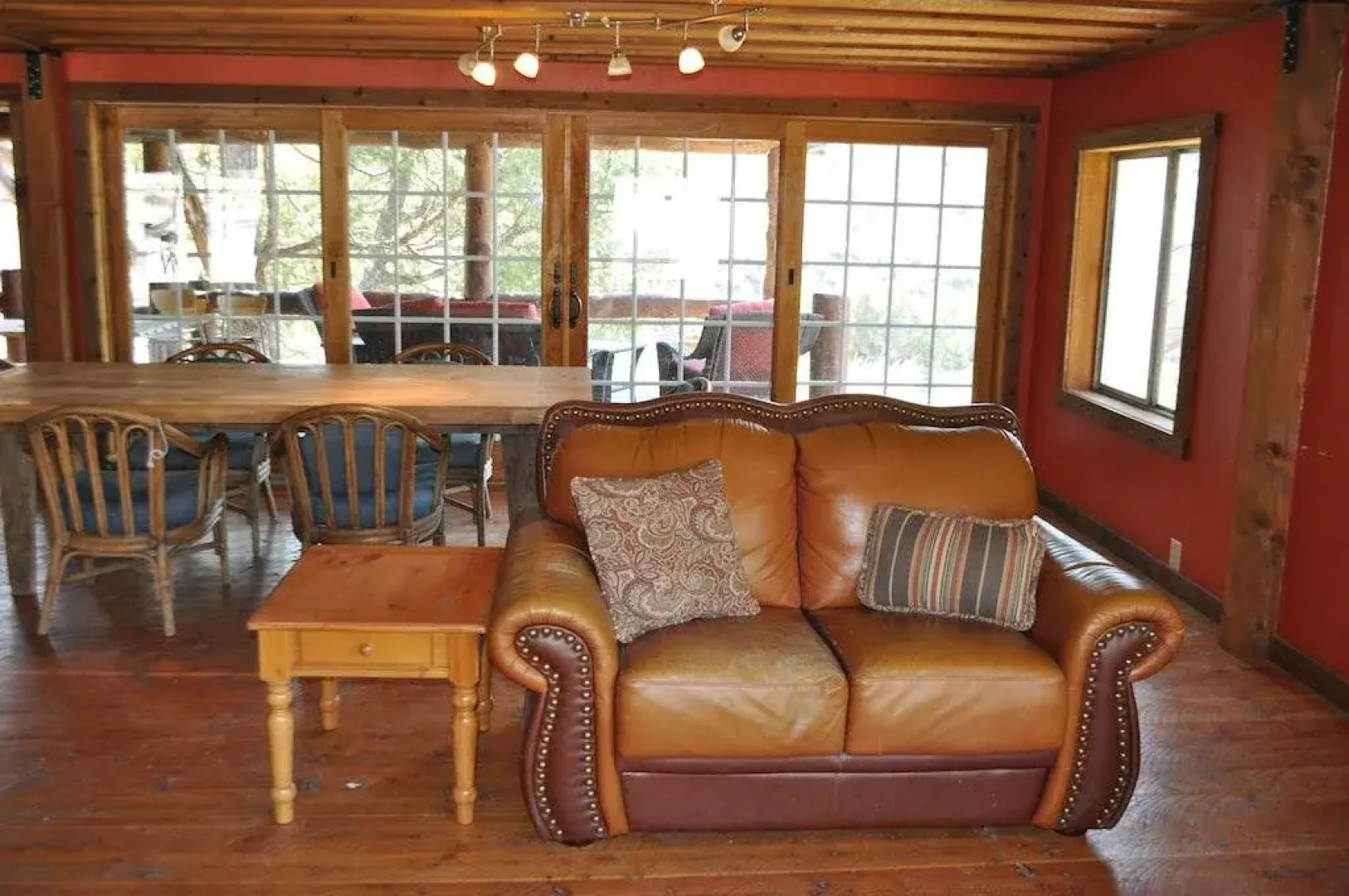 North Yellowstone Lodge and Hostel