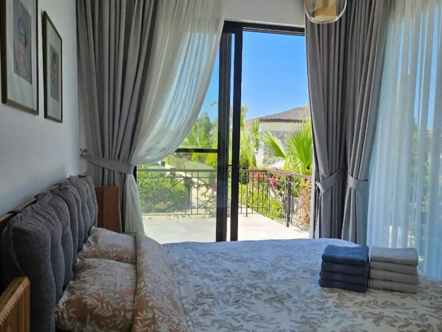 Serene Three-bedroom Retreat in Unforgettable Setting