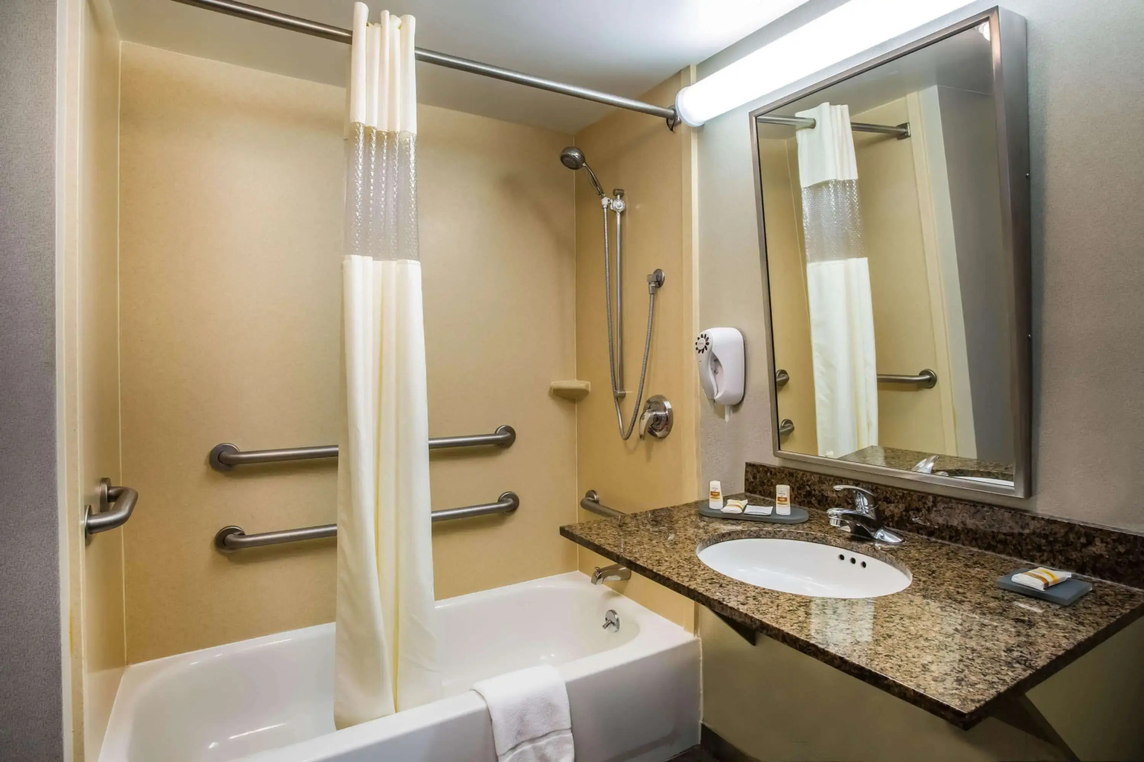 La Quinta Inn & Suites by Wyndham Islip - MacArthur Airport