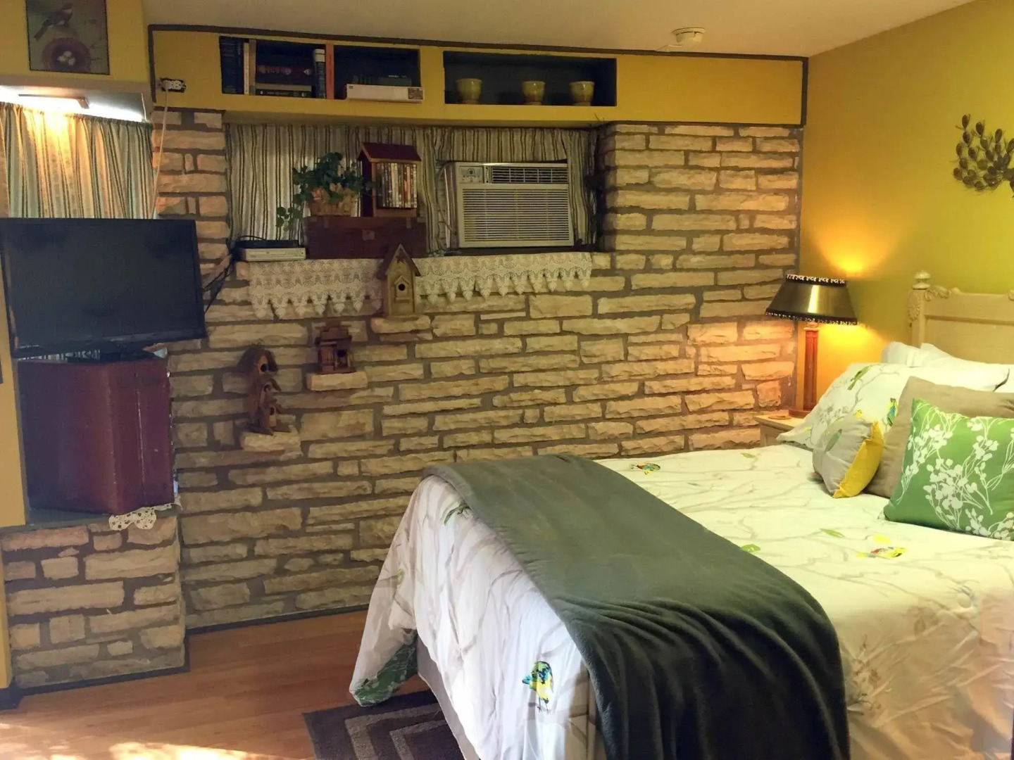 Modern Luxurious Home Near Main W/hot Tub-firepit!