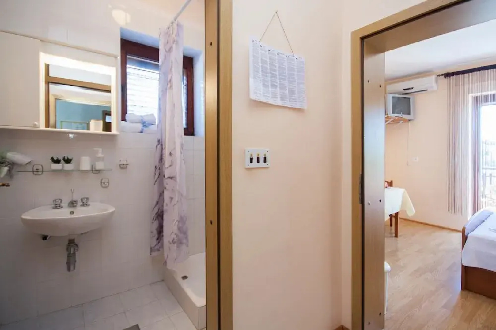 Apartments & Rooms Mikelin