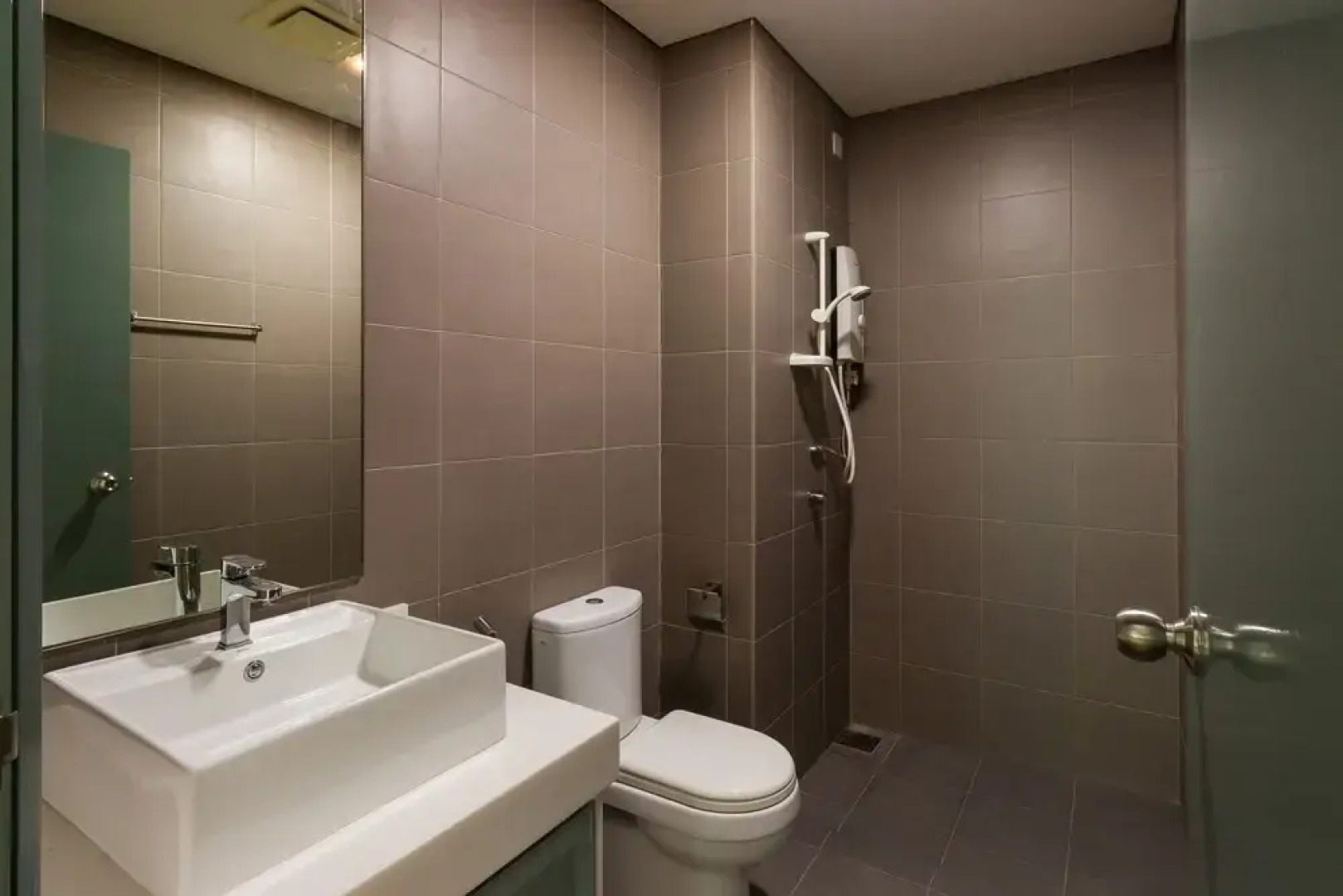 Bright 3 Queen Bed Condo Walk to KL Tower