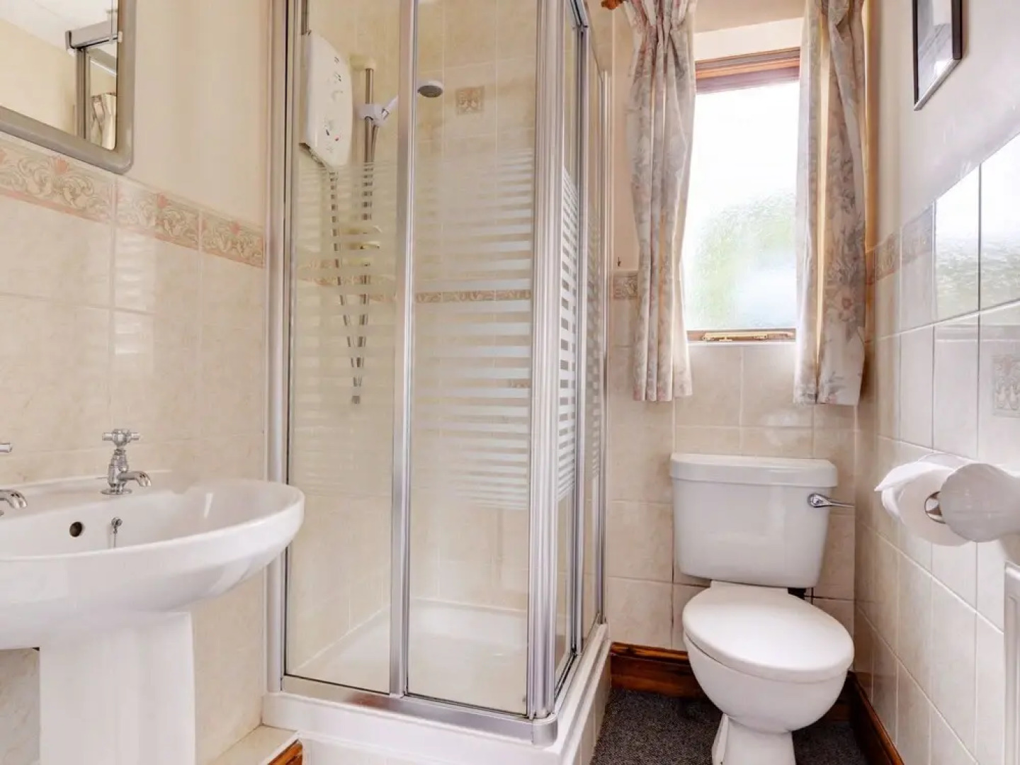 Modern Holiday Home in Wisemans Bridge With Terrace