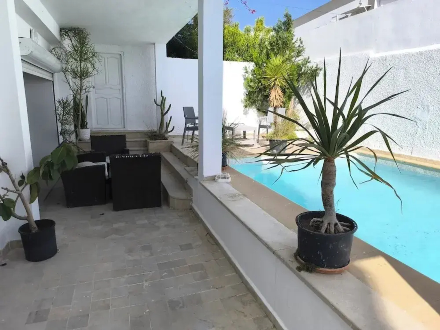 Stylish villa avec parking et piscine