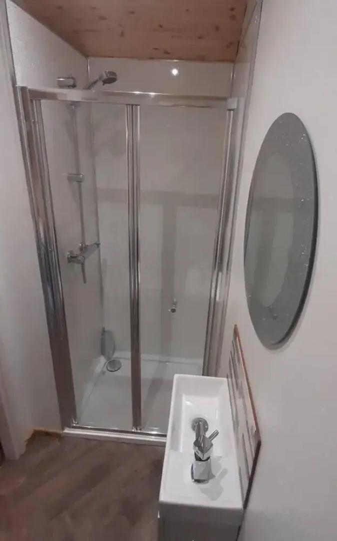 Min yr Afon - Cabin - Sleeps 2 - Hot Tub - Parking