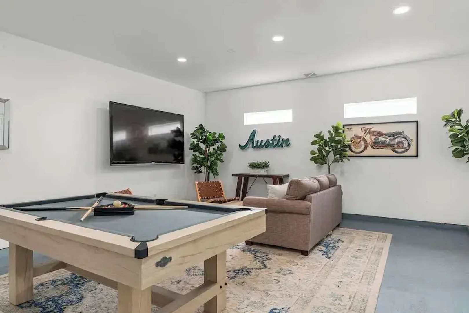 Luxurious Lake Park House: Sleeps 25, Pool, Hot-tub, Firepit and Game Room!