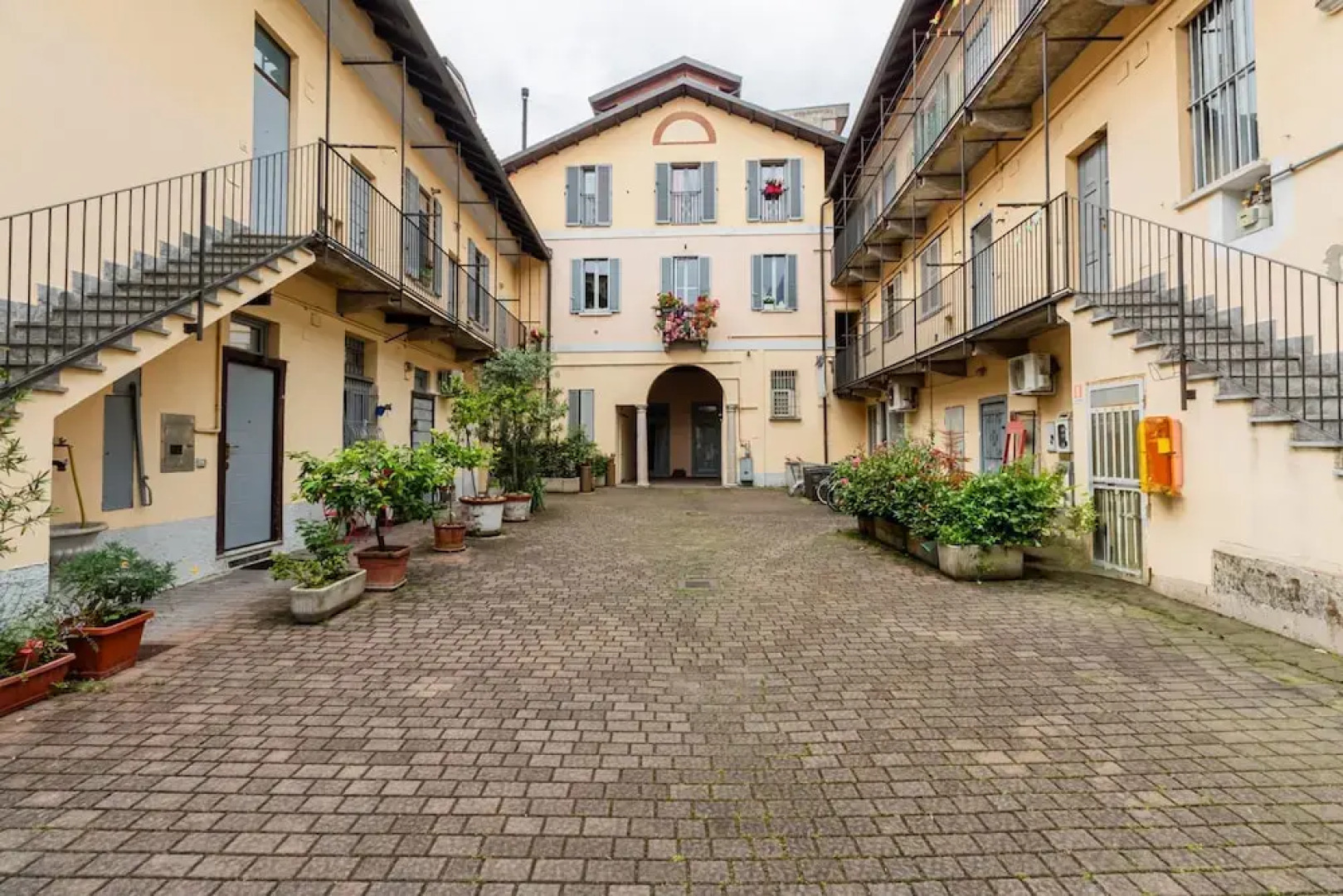 Moderno Loft nel Cortile di un Casale Storico