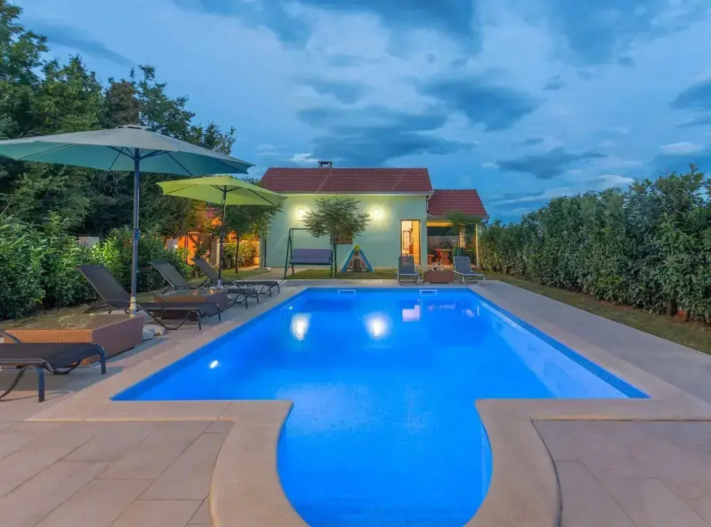 Sunny Escape Holiday Home Dicmo With Pool and Gym