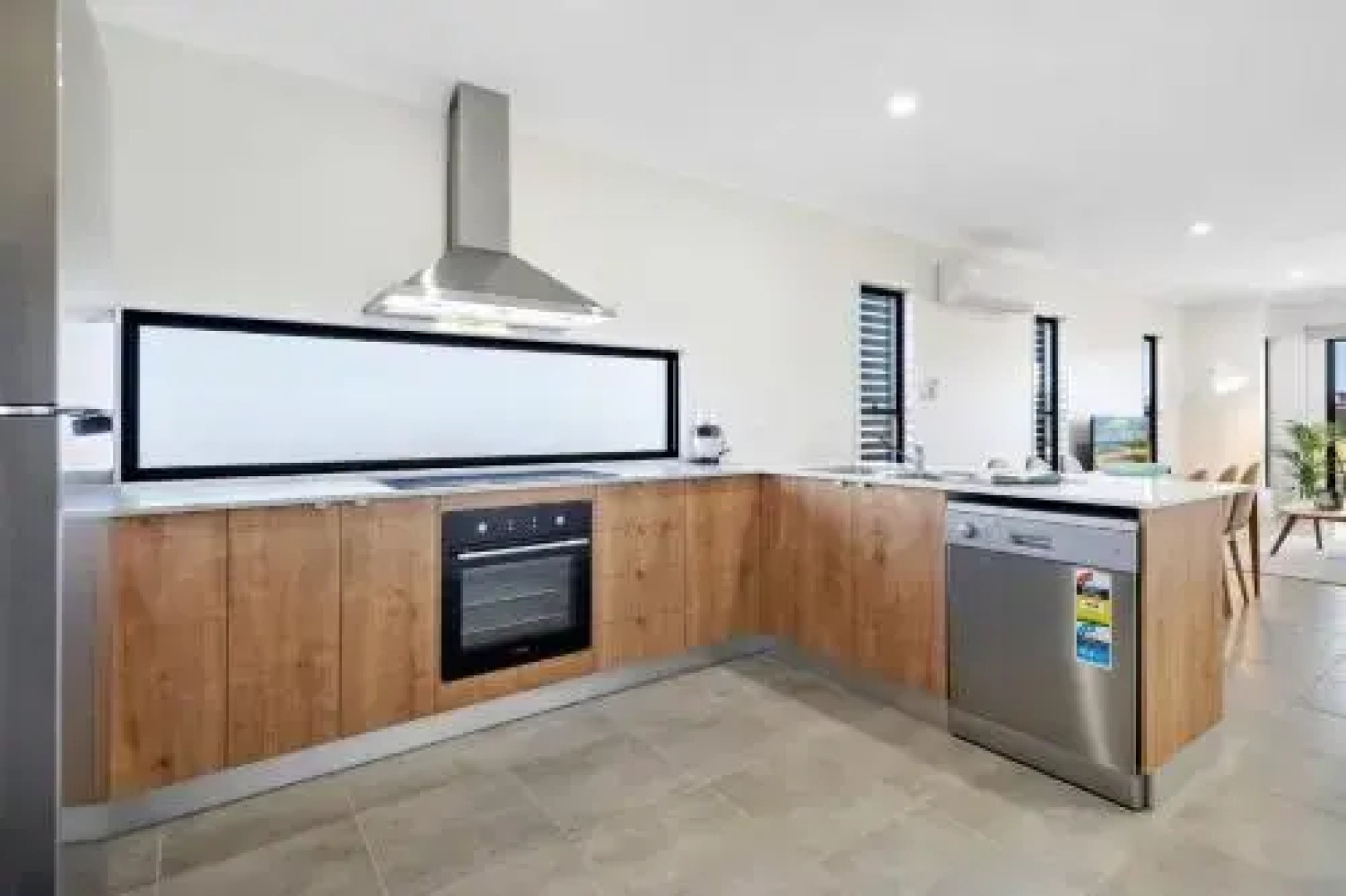 Daydreaming Airlie Beach, Water Views And Only 200M To Boardwalk.