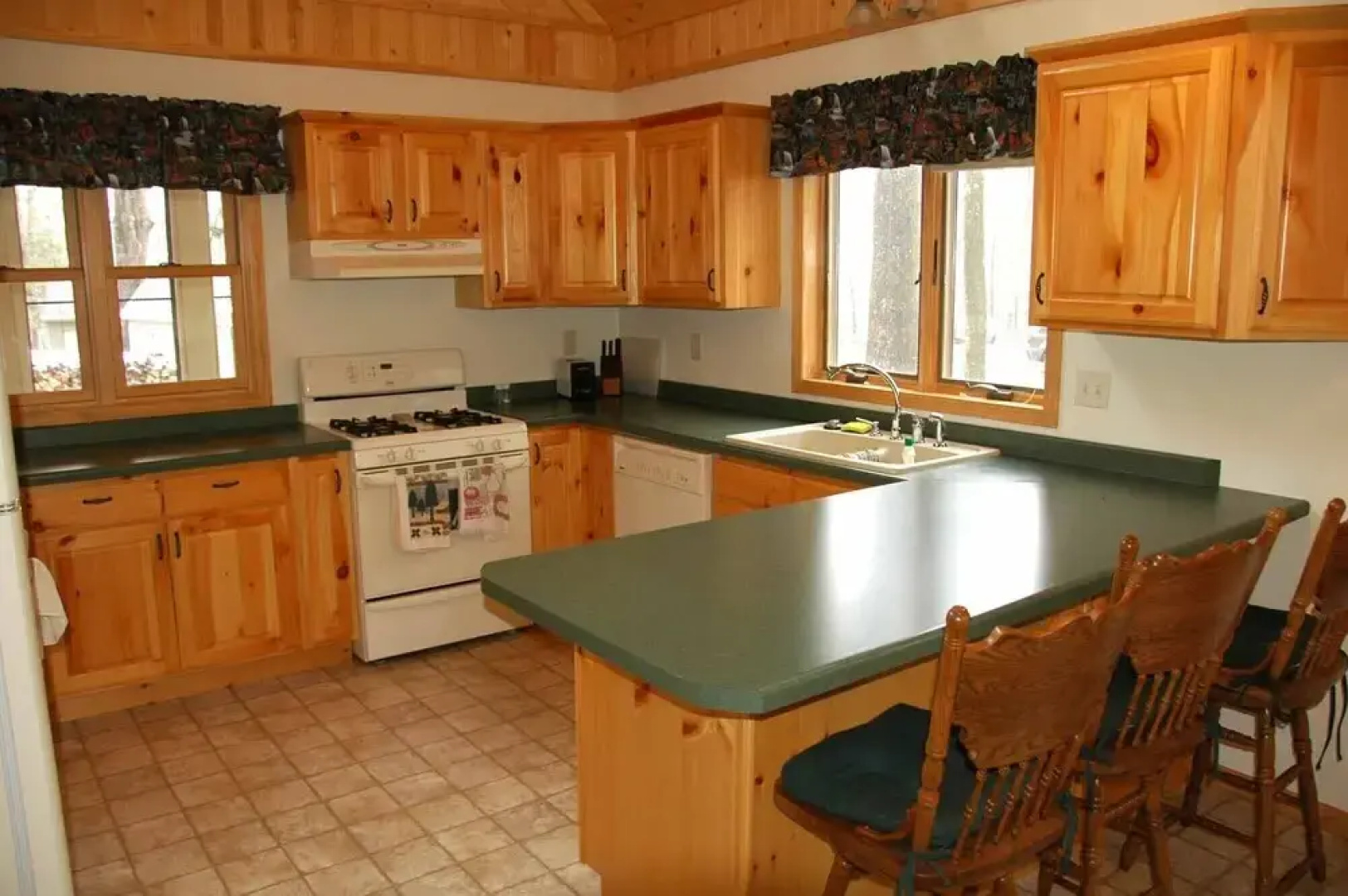 Taylor Lake Point 3 Bedroom Hotel Room by RedAwning