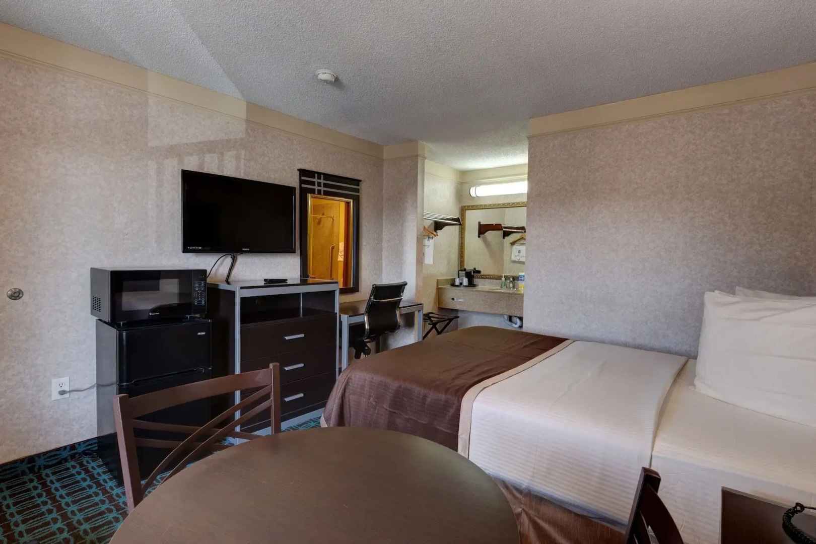 Deluxe Inn Fayetteville - I-95 Exit 49