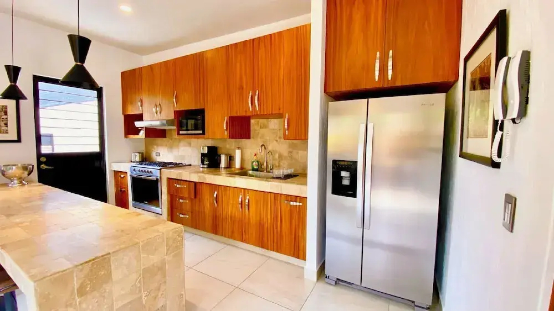 Modern 1 Bedroom Guesthouse - Free Bikes - Huge Patio - Gym - Pickleball Court