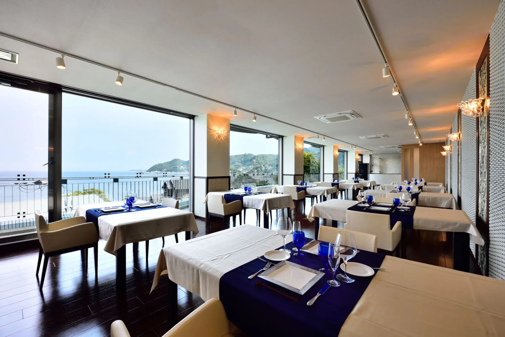 Fontaine Bleau Atami