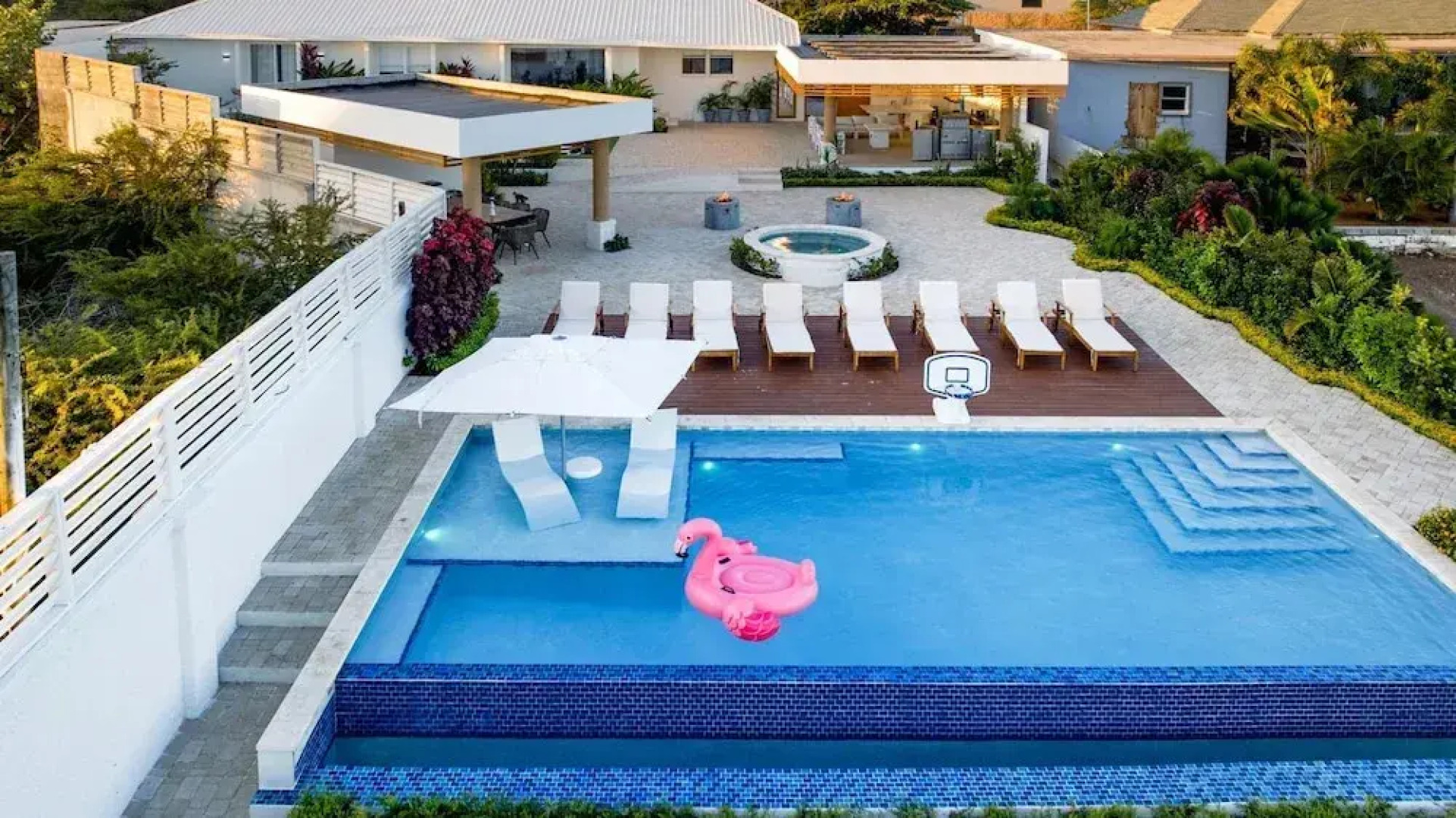 Beachfront Villa w Pool Sleeps 16 Dining Tub