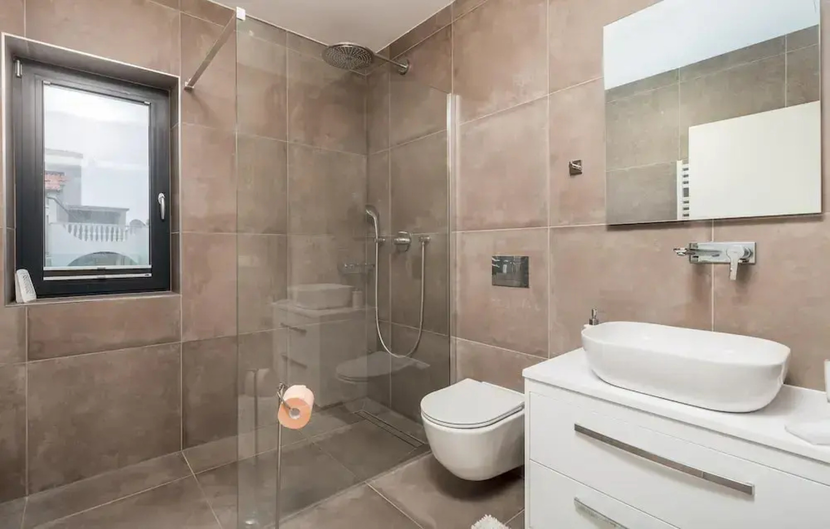 Stunning Home in Lun With 4 Bedrooms, Wifi and Outdoor Swimming Pool