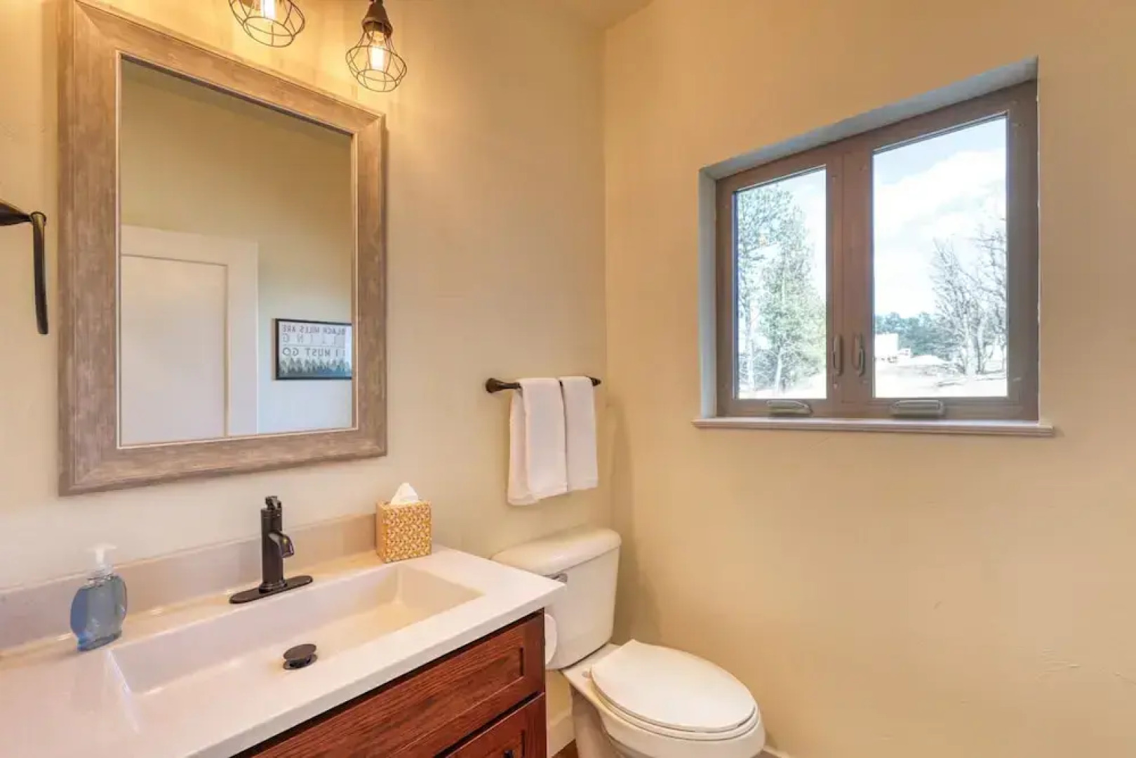 Gold Mining Condo King Bed Modern Comforts