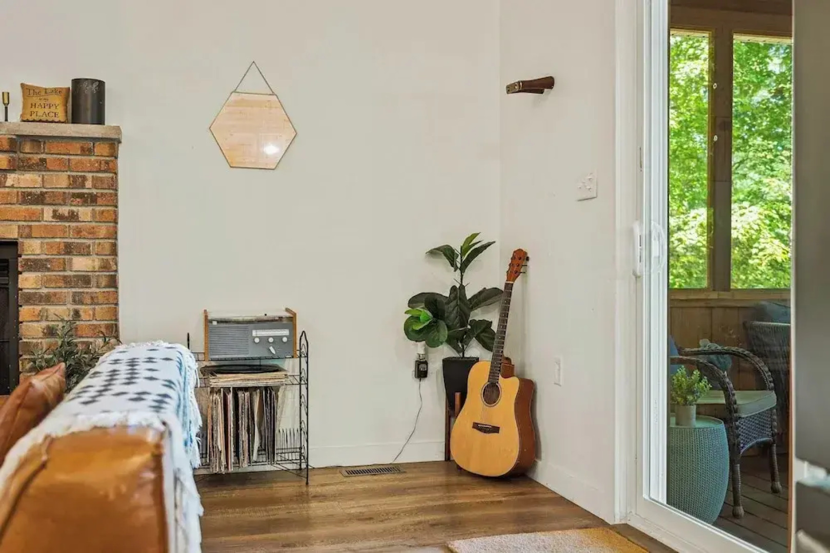 Lake Daze by Avantstay Lakefront w/ Modern Interior, Enclosed Porch & Hot Tub