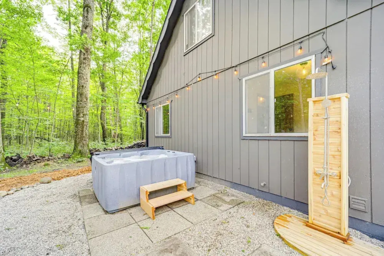 Roscommon Chalet w/ Hot Tub Near Higgins Lake!