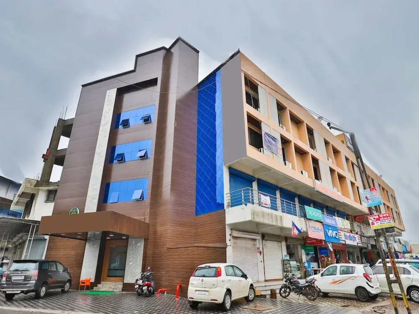 OYO 16122 Hotel Navya Palace