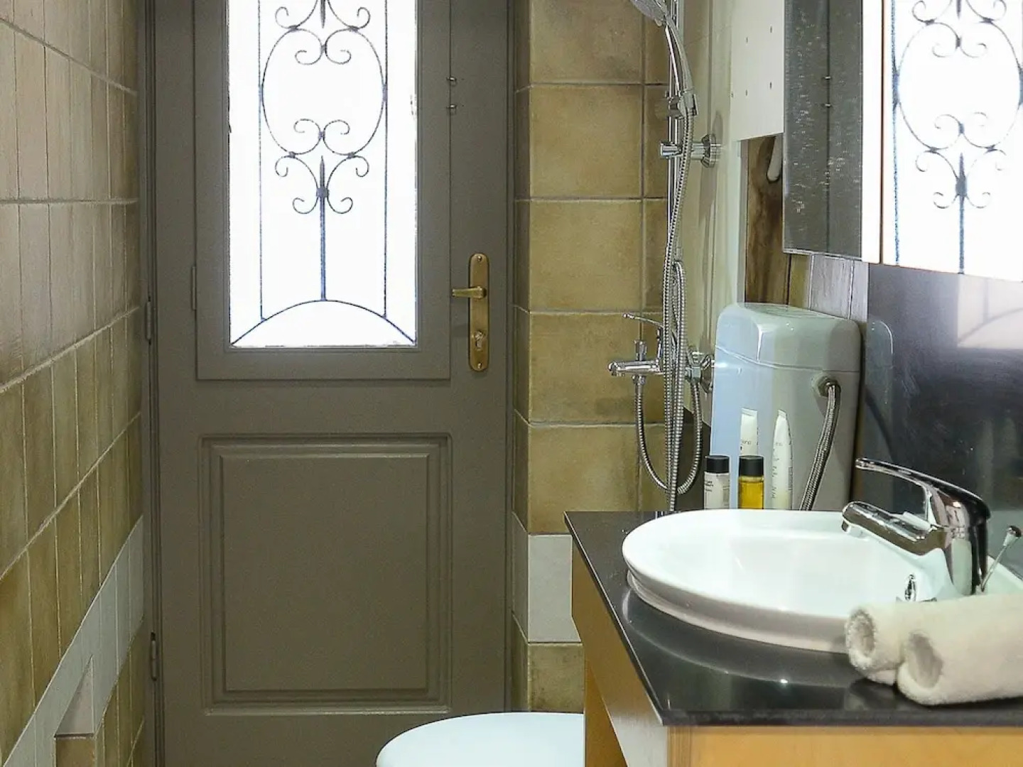 "sifakis Gorgeous Stone House"